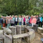 Gruppe vor Gedenkstein
